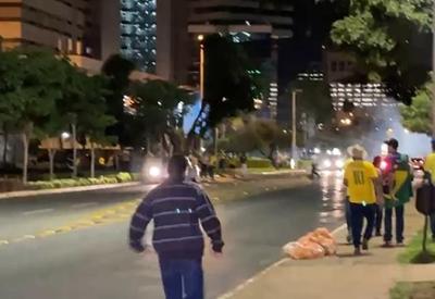 Bolsonaristas tentam invadir PF e ateiam fogo em ônibus no DF