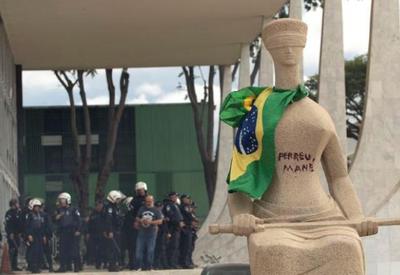 PF prende mulher suspeita de pichar estátua da Justiça