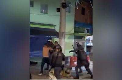 VÍDEO: PMs são flagrados espancando homem rendido em baile funk de São Paulo