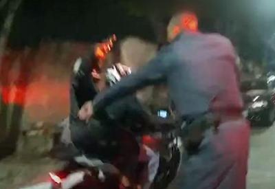 Vídeo: policial é baleado por dupla em moto durante ocorrência