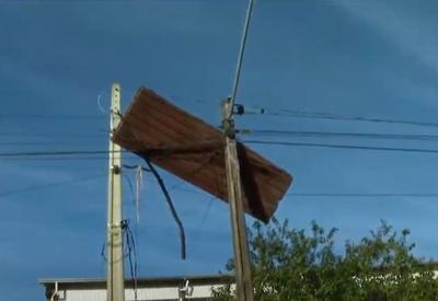 Porta fica presa no alto de postes em cidade destruída pela chuva no RS