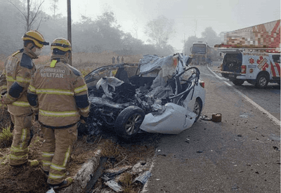 Quatro pessoas morrem após colisão entre carro e caminhão em rodovia de Minas Gerais