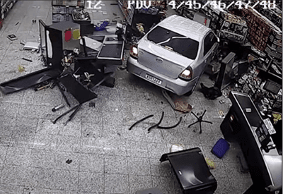 Carro invade supermercado e arrasta segurança em Foz do Iguaçu