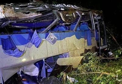 Paraná: ônibus cai em ribanceira e deixa dez mortos em Sapopema