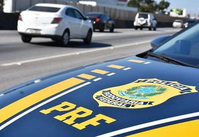 PRF afasta agentes envolvidos em ação que terminou com pai e filha baleados; PF investiga o caso