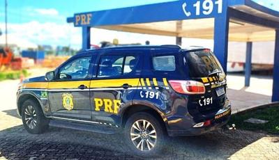 Criança esquecida na estrada pelos avós é resgatada pela PRF