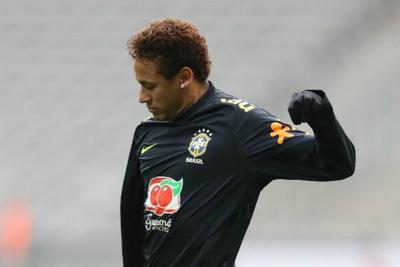 PSG ainda não decidiu se Neymar passará por cirurgia no pé direito