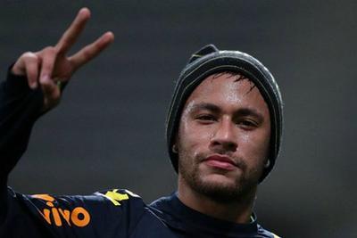 PSG confirma que Neymar vai operar o pé direito neste fim de semana