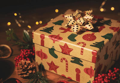 Todo mundo participa, mas você sabe como surgiu a brincadeira do amigo secreto?