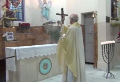 Padre Júlio Lancellotti celebra missa para Bruno Pereira e Dom Phillips em SP