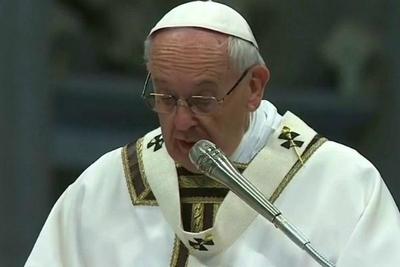 Papa Francisco lava e beija pés de 12 detentos na Itália