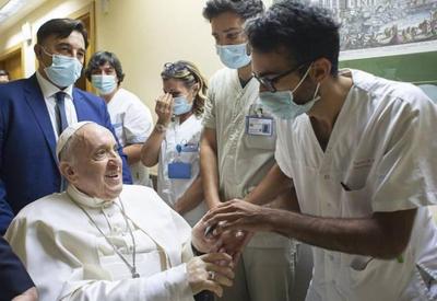 Papa Francisco deixa o hospital após 10 dias de internação