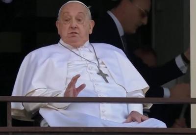 Papa Francisco faz primeira aparição pública depois de quase 40 dias de internação