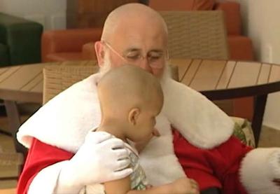 Papai Noel raspa a cabeça para visitar crianças que lutam contra o câncer
