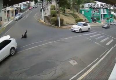 Para fugir de assédio, mulher se joga de carro em movimento