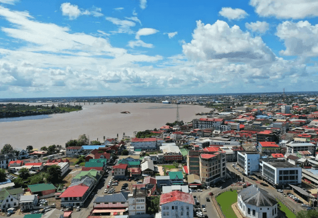Homem mata nove pessoas a facadas no Suriname
