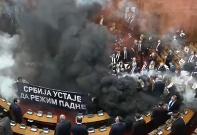 Parlamento da Sérvia tem bombas de fumaça e sinalizadores; três congressistas ficaram feridos