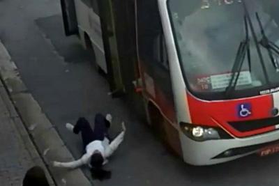 Passageiras caem de micro-ônibus em movimento em São Paulo