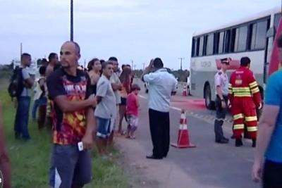 Passageiros de ônibus morrem durante troca de tiros entre policiais e assaltantes