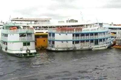 Passageiros lotam barcos para passar réveillon fora de Manaus