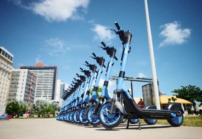 Patinetes elétricos ganham espaço nas cidades brasileiras e exigem atenção no uso