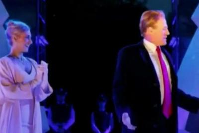 Peça de teatro perde patrocinadores por exibir cena considerada ofensiva a Trump