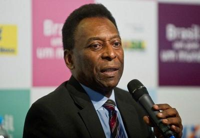 Pelé recebe alta e deixa hospital em Paris