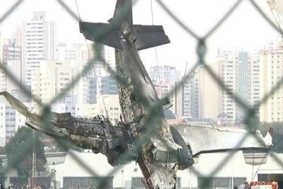 Peritos tentam descobrir o que causou a queda de um avião em São Paulo