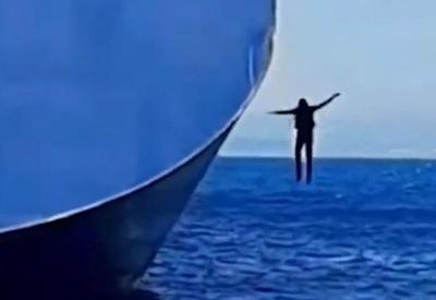 Vídeo: traficantes pulam de navio com mais de 100 quilos de cocaína