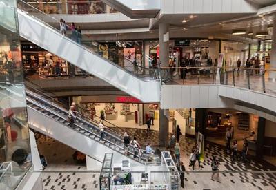 26% dos brasileiros que pretendem ir às compras no Natal estão endividados