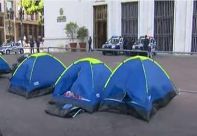 Pessoas em situação de rua protestam por vagas em hotéis prometidas por Bruno Covas