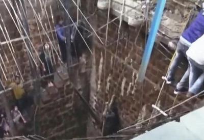 Número de mortos sobre para 35 após chão de templo desabar na Índia