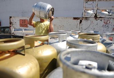 Petrobras anuncia aumento do gás de cozinha a partir desta 5ª feira