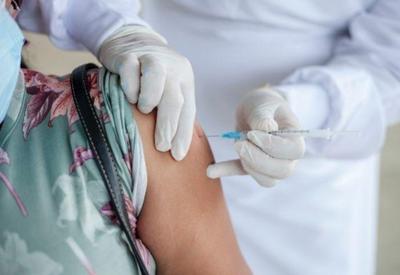 Saúde planeja recomendar 4ª dose da vacina para pessoas acima de 50 anos