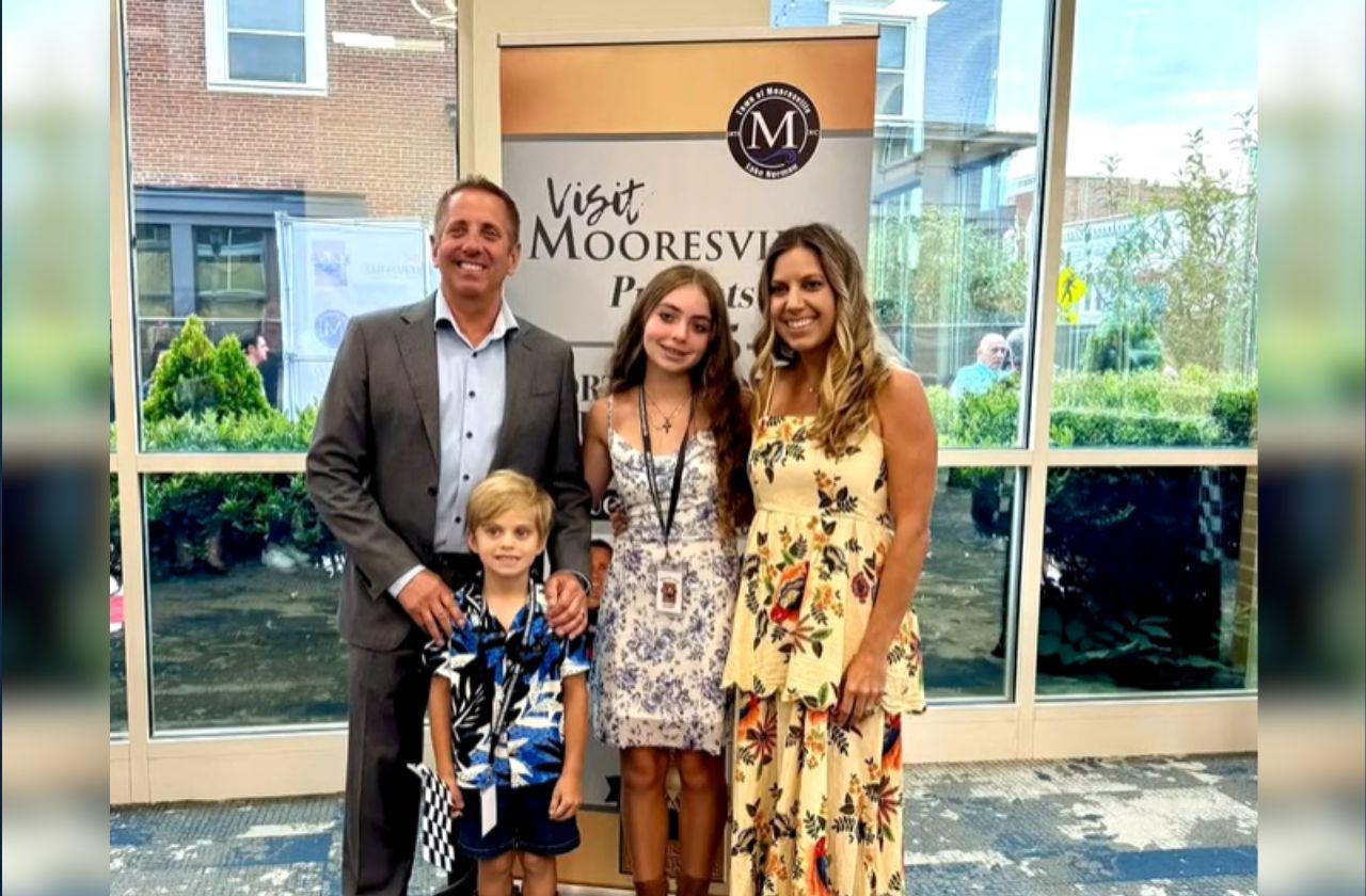 Esposa de Greg Biffle enviou mensagem à mãe antes de queda de avião: "Estamos em apuros"