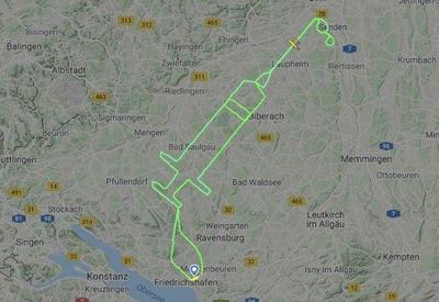 Para celebrar vacinação, piloto desenha uma seringa no céu da Alemanha
