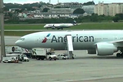 Piloto norte-americano agride brasileira durante briga em aeroporto