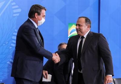 "Um manda e o outro obedece", diz Pazuello, ao lado de Bolsonaro