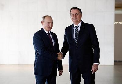 Poder Expresso: Bolsonaro vai à Rússia e diz "torcer pela paz"