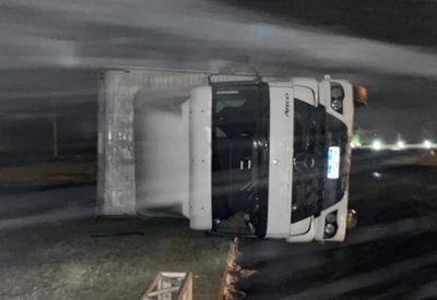 Vídeo: vento derruba caminhão e interdita rodovia em Santa Catarina