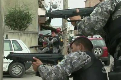Polícia cerca favela para prender bandidos que balearam agentes da Força Nacional