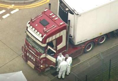 Polícia encontra 39 pessoas mortas dentro de caminhão no Reino Unido