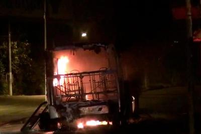 Polícia está à procura de criminosos que incendiaram ônibus na zona oeste de SP
