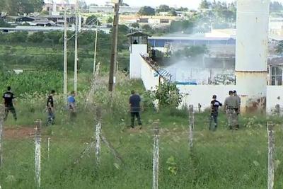 Polícia procura 90 presos que fugiram durante rebelião em Goiás