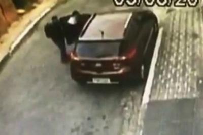 Polícia procura dois bandidos que tentaram roubar carro em São Paulo