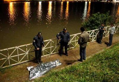 Polícia quer saber se morador de rua que morreu afogado entrou em lago por dez reais