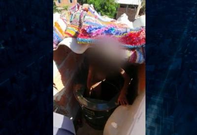 Polícia resgata menino de 11 anos trancado dentro de barril pelo pai