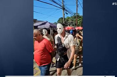 No Rio, policiais disfarçados se infiltram em blocos e prendem dupla de ladrões