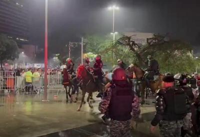 Tumulto marcou início da partida entre Flamengo e Corinthians, no Rio