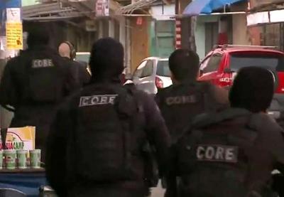 Policiais realizam operação para conter tráfico de drogas no Rio